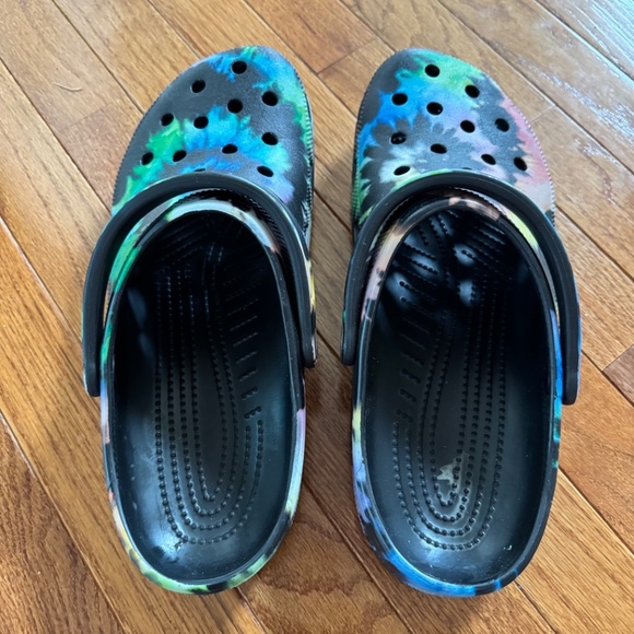 Crocs Unisex Classic Tie Dye Graphic Clog Sandal, Size 12, Well Worn - Picture 4 of 5
